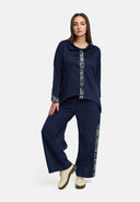 'Delina' Bluse Denim – navy, flydende & med printdetalje