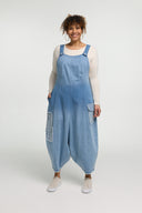 Jardineiras 'Sky' – Denim Premium, Efeitos Ombre e Detalhes de Remendos